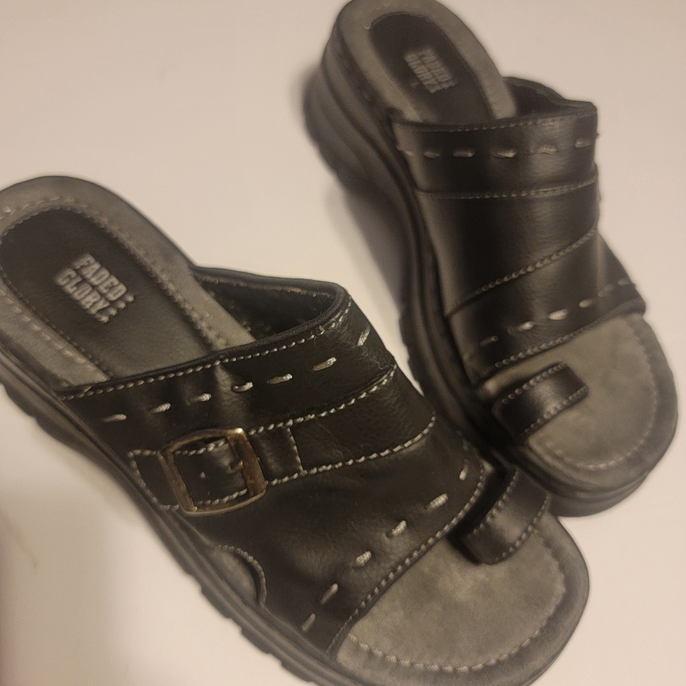 Vintage y2k faded glory sandals black with toe ring Chunky Sandal